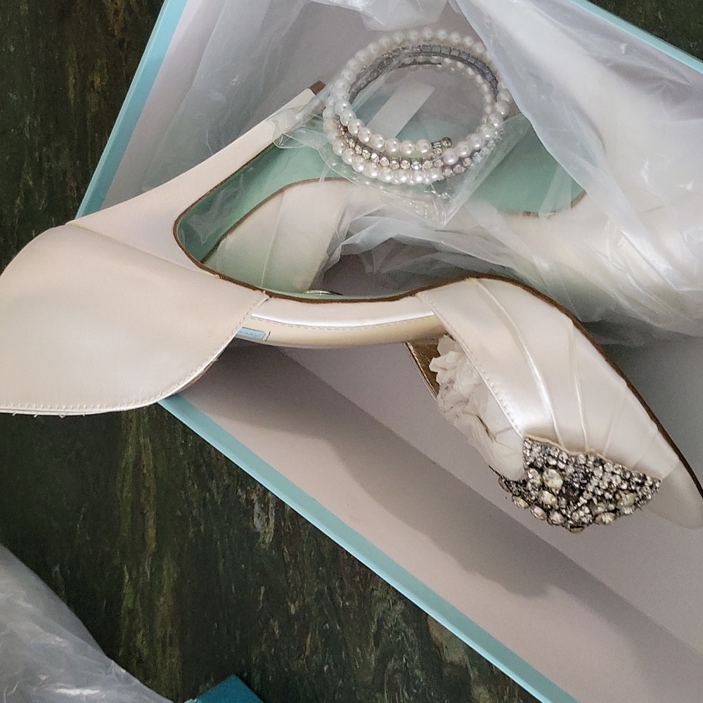 Blue by Betsey Johnson Heels. New. It's never used, perfect condition. - Picture 7 of 8